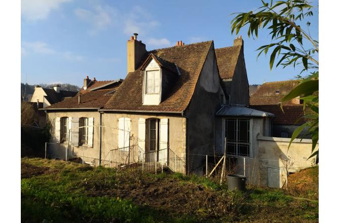 IMMEUBLE AVEC LOCAL COMMERCIAL ET JARDIN - D