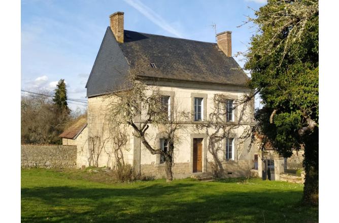 BELLE MAISON DE BOURG A RENOVER - A