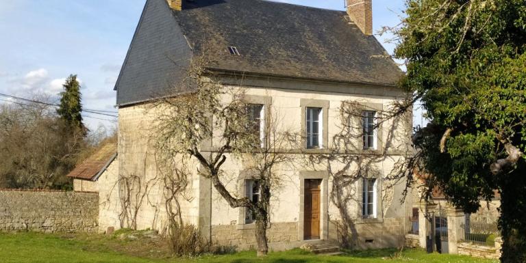 BELLE MAISON DE BOURG A RENOVER