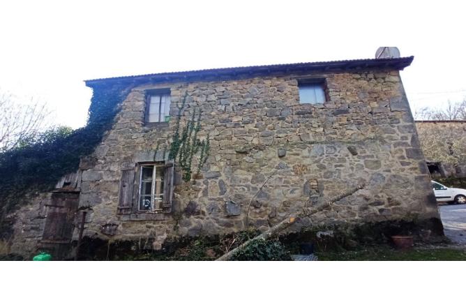 ANCIEN MOULIN AVEC ACCES PRIVE SUR UN HECTARE DE TERRAIN - C