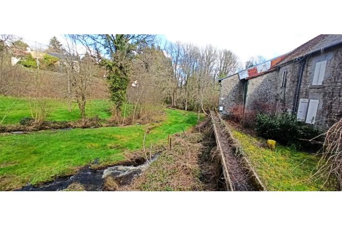 ANCIEN MOULIN AVEC ACCES PRIVE SUR UN HECTARE DE TERRAIN - E