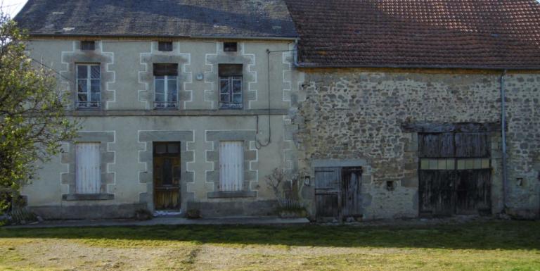 MAISON AVEC GRANGE ATTENANTE , PROXIMITE IMMEDIATE D ' AUBUSSON