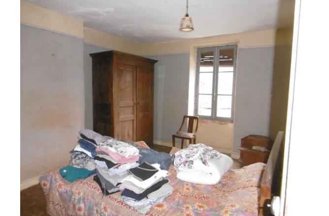 MAISON AVEC GRANGE ATTENANTE , PROXIMITE IMMEDIATE D ' AUBUSSON - G