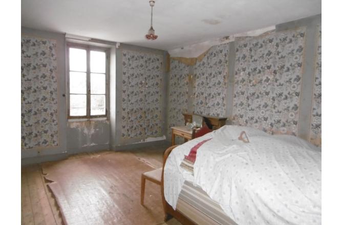 MAISON AVEC GRANGE ATTENANTE , PROXIMITE IMMEDIATE D ' AUBUSSON - H