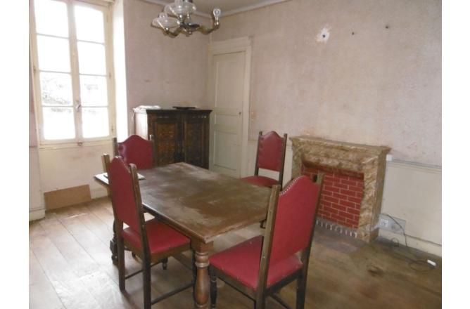 MAISON AVEC GRANGE ATTENANTE , PROXIMITE IMMEDIATE D ' AUBUSSON - M