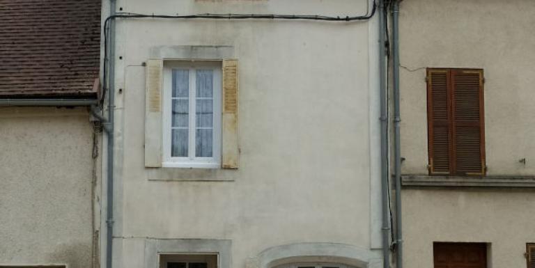 MAISON DE BOURG AVEC COUR