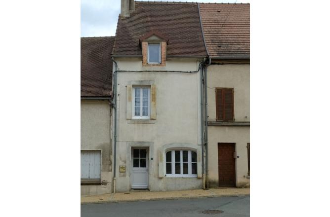 MAISON DE BOURG AVEC COUR - A