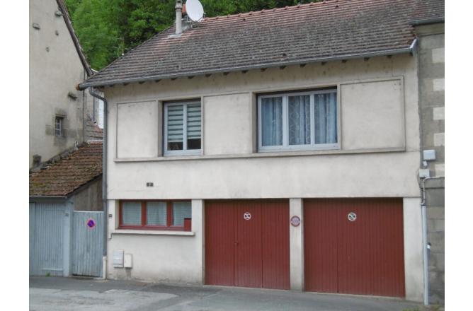 MAISON D HABITATION , DEUX CHAMBRES , JARDIN ET GARAGE . - A