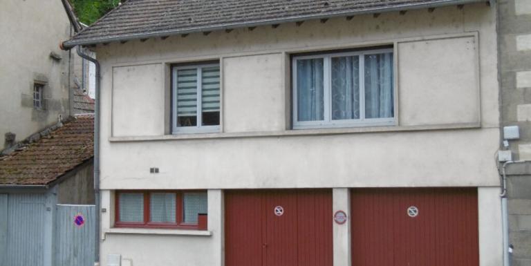 MAISON D HABITATION , DEUX CHAMBRES , JARDIN ET GARAGE .