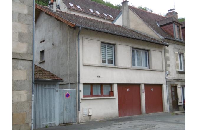 MAISON D HABITATION , DEUX CHAMBRES , JARDIN ET GARAGE . - B