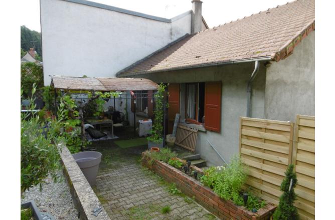 MAISON D HABITATION , DEUX CHAMBRES , JARDIN ET GARAGE . - C