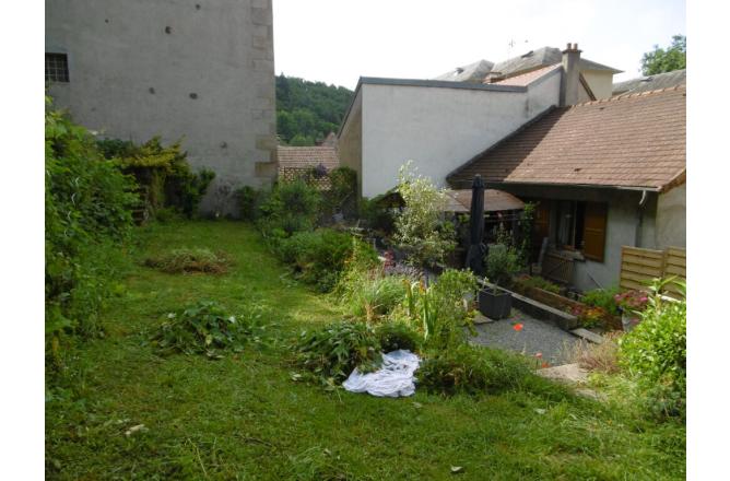 MAISON D HABITATION , DEUX CHAMBRES , JARDIN ET GARAGE . - D