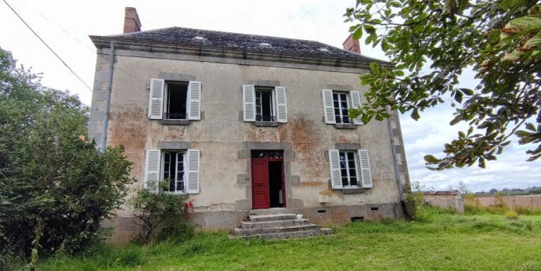 Maison entourée parc 6000 m2, grandes dépendances, superbe vue