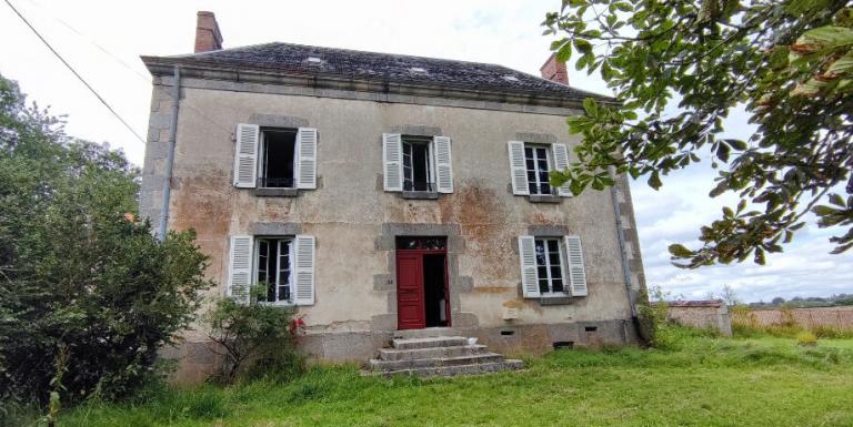 Maison entourée parc 6000 m2, grandes dépendances, superbe vue