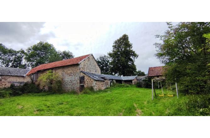 Maison entourée parc 6000 m2, grandes dépendances, superbe vue - D