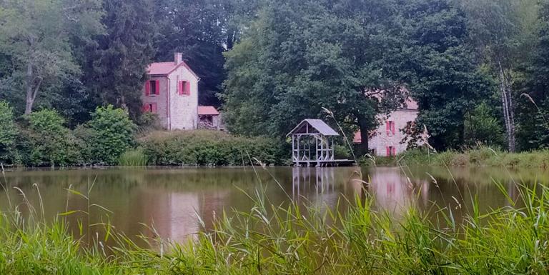 Ancien Moulin rénové avec plan d'eau et dépendances sur 1ha 80 a