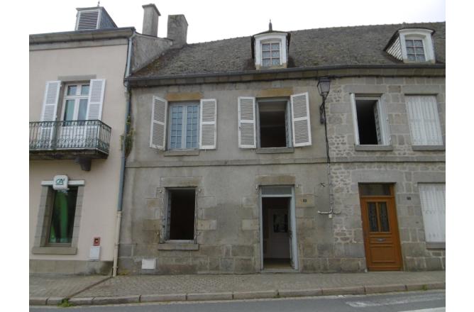 MAISON AHUN , TROIS CHAMBRES , PETITE COUR . - A