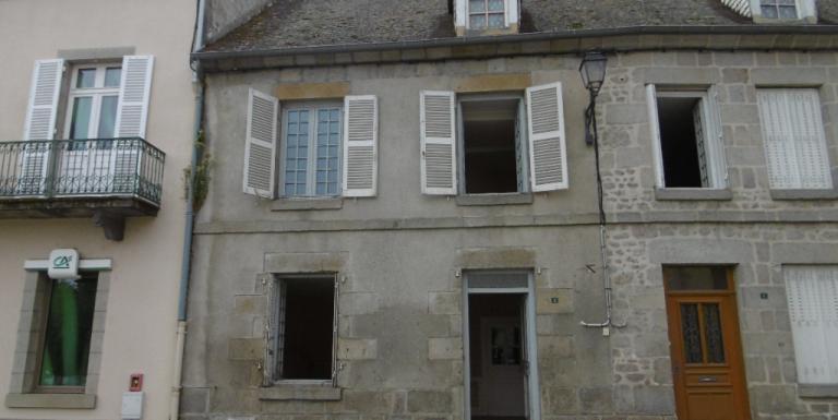 MAISON AHUN , TROIS CHAMBRES , PETITE COUR .