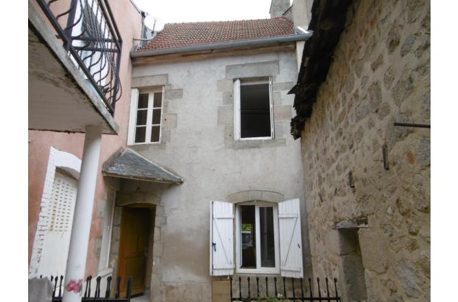 MAISON AHUN , TROIS CHAMBRES , PETITE COUR . - B