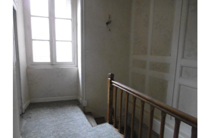 MAISON AHUN , TROIS CHAMBRES , PETITE COUR . - E