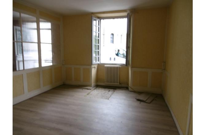 MAISON AHUN , TROIS CHAMBRES , PETITE COUR . - G