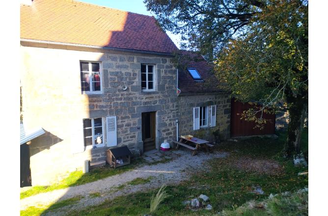 MAISON DE CHARME DANS UN TRES BEL ENVIRONNEMENT - A