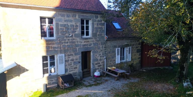 MAISON DE CHARME DANS UN TRES BEL ENVIRONNEMENT