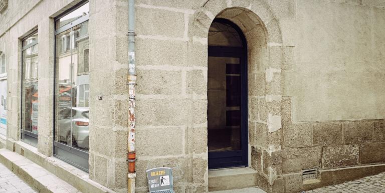 Rue Principale d'Aubusson Local commercial avec nouvelle vitrine double vitrage