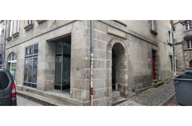 AUBUSSON Grande rue LOCAL COMMERCIAL 64 M2 GRANDES VITRINES - A