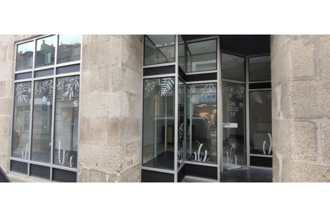 AUBUSSON Grande rue LOCAL COMMERCIAL 64 M2 GRANDES VITRINES - B