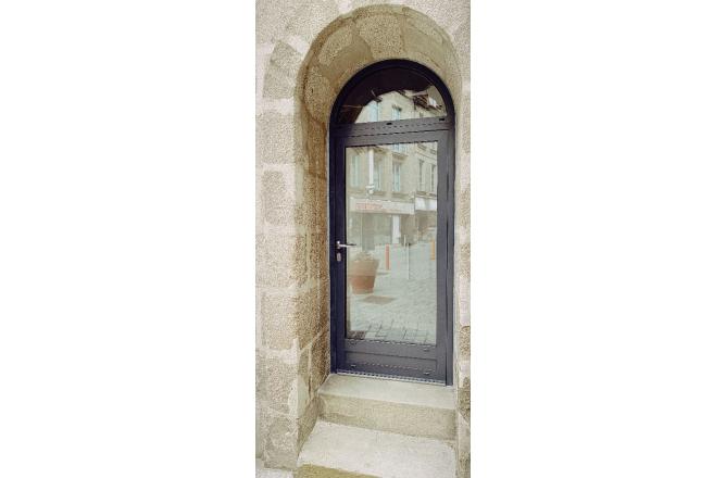 Rue Principale d'Aubusson Local commercial avec nouvelle vitrine double vitrage - C
