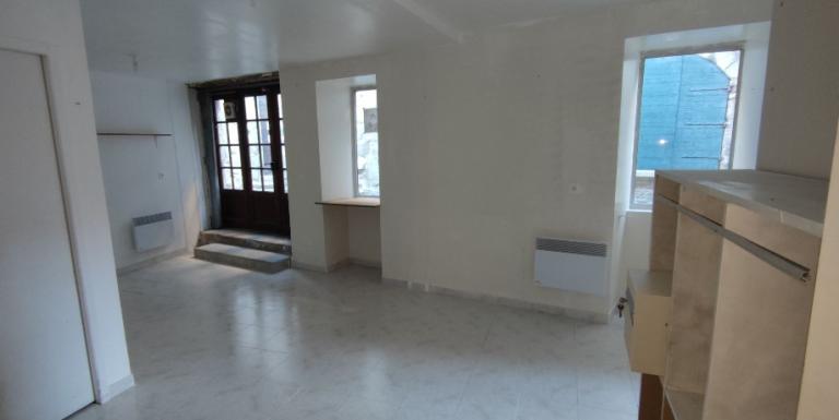 AUBUSSON Grande rue LOCAL COMMERCIAL 64 M2 GRANDES VITRINES - C