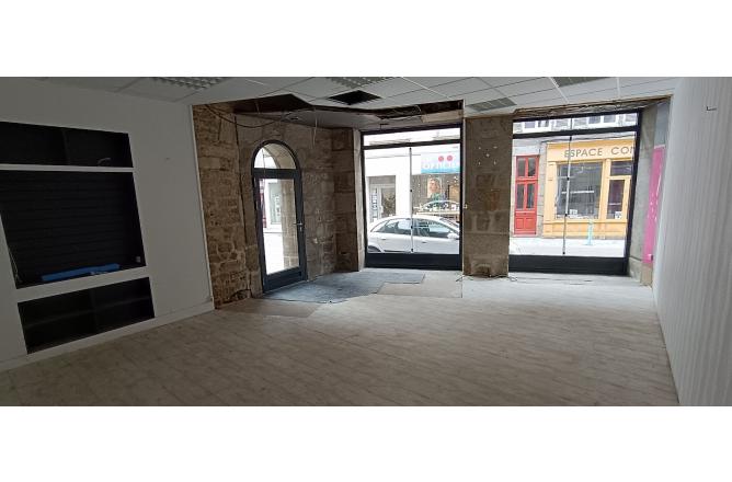 Rue Principale d'Aubusson Local commercial avec nouvelle vitrine double vitrage - D
