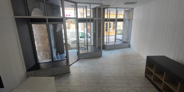 AUBUSSON Grande rue LOCAL COMMERCIAL 64 M2 GRANDES VITRINES - D
