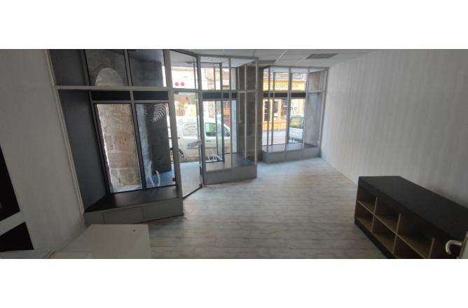 AUBUSSON Grande rue LOCAL COMMERCIAL 64 M2 GRANDES VITRINES - D