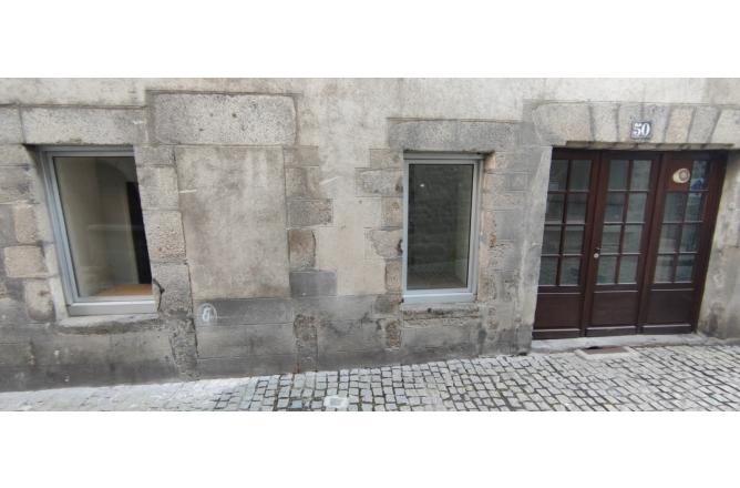 Rue Principale d'Aubusson Local commercial avec nouvelle vitrine double vitrage - F