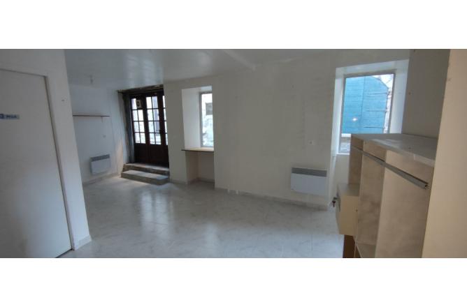 Rue Principale d'Aubusson Local commercial avec nouvelle vitrine double vitrage - G