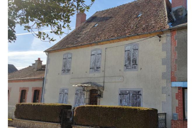 Maison centre ville LUSSAT avec jardin attenant - A