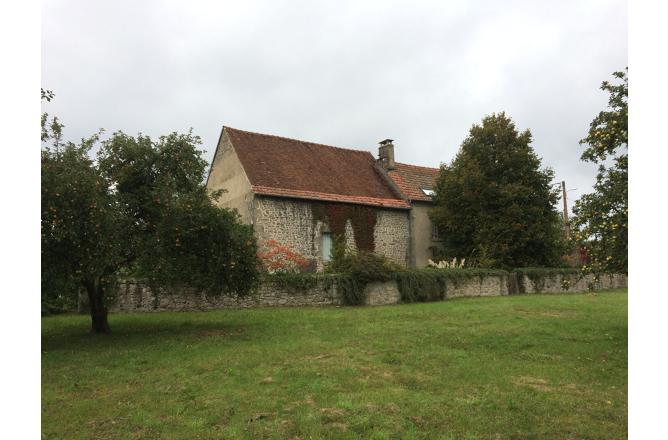 SUPERBE FERMETTE DANS UN HAMEAU CALME - A