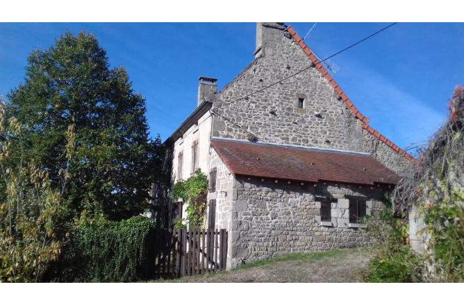 SUPERBE FERMETTE DANS UN HAMEAU CALME - E