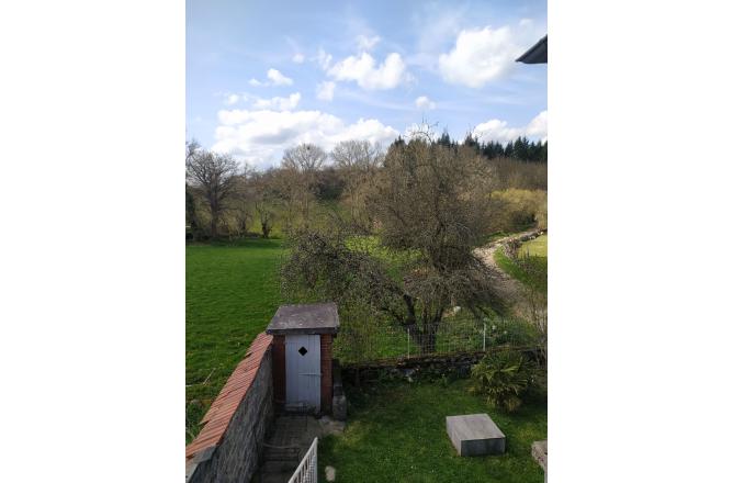 MAISON DE BOURG ATYPIQUE ET PLEINE DE CHARME - E