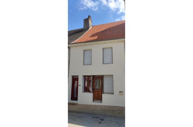 Maison de bourg sur 2 niveaux, 2 chambres, jardin - A