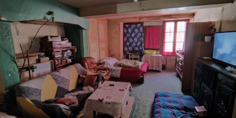 Maison de bourg sur 2 niveaux, 2 chambres, jardin - B
