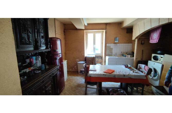 Maison de bourg sur 2 niveaux, 2 chambres, jardin - C