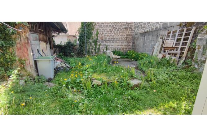 Maison de bourg sur 2 niveaux, 2 chambres, jardin - D