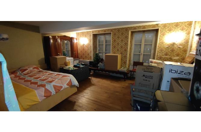 Maison de bourg sur 2 niveaux, 2 chambres, jardin - E