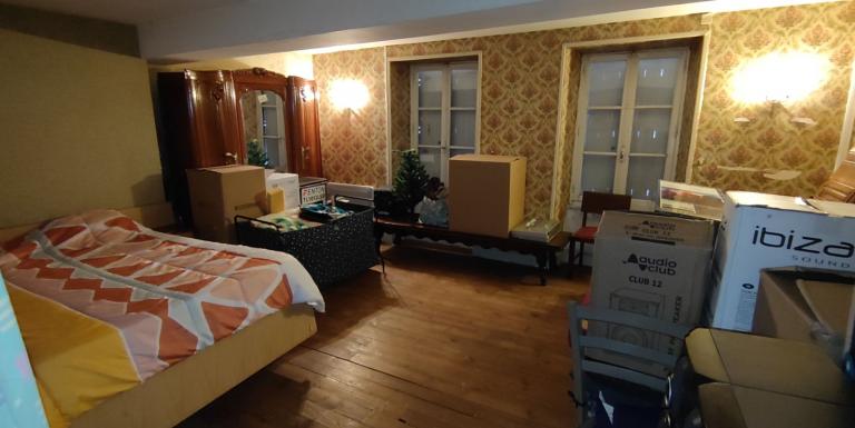 Maison de bourg sur 2 niveaux, 2 chambres, jardin - E