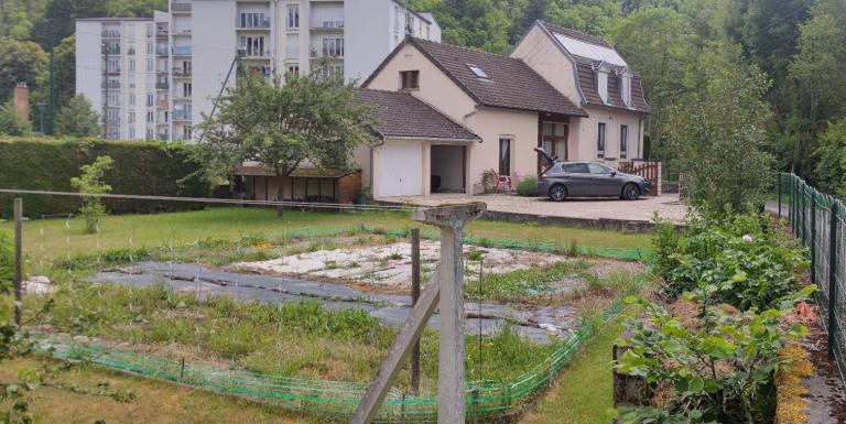 Maison proche commerces, jardin et garage - B