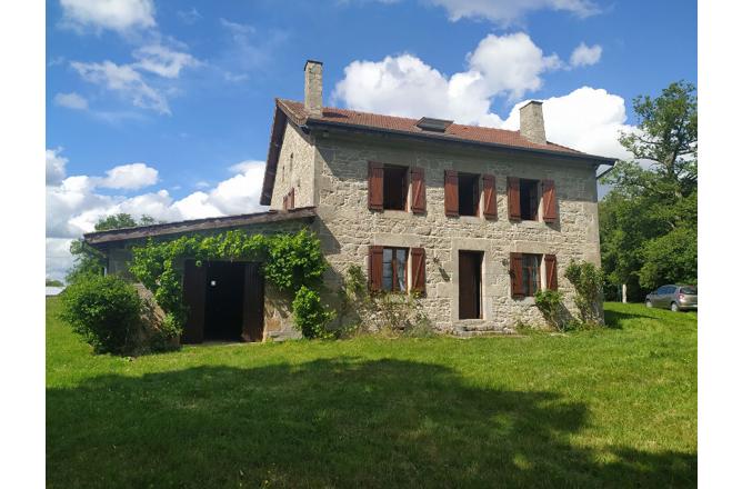 SECTEUR SUD EST AUBUSSON MAISON EN PIERRE AVEC GRAND TERRAIN - A