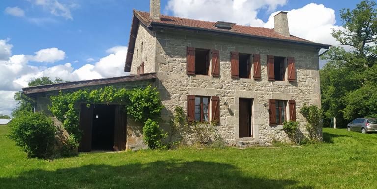 SECTEUR SUD EST AUBUSSON MAISON EN PIERRE AVEC GRAND TERRAIN